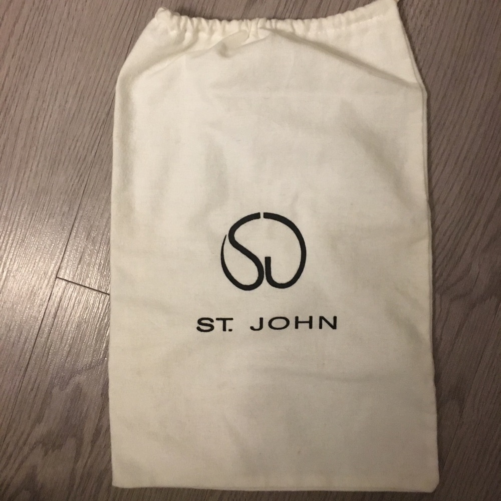 St. John Drawstring cotton dust bag.